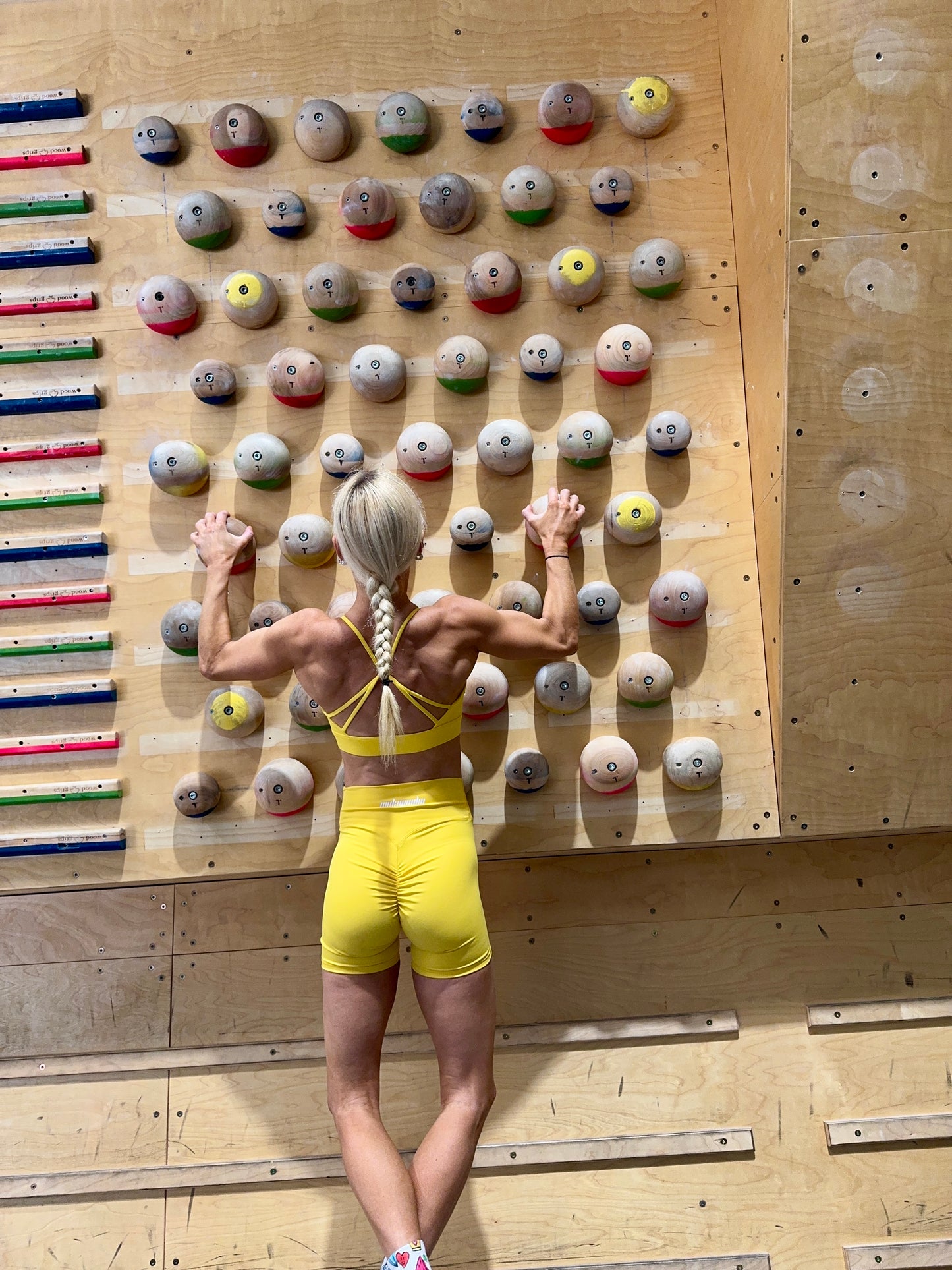 26 Essential - Cross Strap Sports Bra